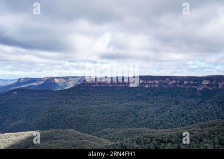 Sydney, Australia. 18 agosto 2023. Sydney, Australia, 18 agosto 2023: Vista generale delle Blue Mountains con Mount Solitary dal Queen Elizabeth Lookout nel Blue-Mountains-Nationalpark a Sydney, nuovo Galles del Sud, Australia. (Daniela Porcelli/SPP) credito: SPP Sport Press Photo. /Alamy Live News Foto Stock