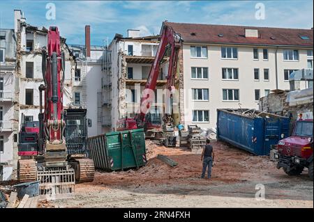 Demolizione di case con macchine per demolizione pesante, Türkenstraße, Maxvorstadt, Monaco, alta Baviera, Baviera, Germania, Europa Foto Stock