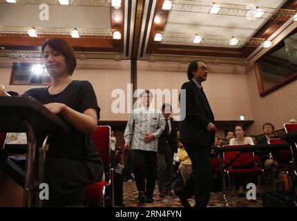 (150520) -- TOKYO, 20 maggio 2015 -- il governatore giapponese di Okinawa Takeshi Onaga (C) arriva per una conferenza stampa al Japan National Press Club di Tokyo il 20 maggio 2015. Onaga ha ripetutamente dichiarato che la costruzione della base statunitense a Henoko, prefettura di Okinawa, dovrebbe essere fermata. GIAPPONE-TOKYO-OKINAWA BASE Stringer PUBLICATIONxNOTxINxCHN 150520 Tokyo 20 maggio 2015 il governatore giapponese di Okinawa Takeshi Onaga C arriva per una conferenza stampa AL Japan National Press Club di Tokyo 20 maggio 2015 Onaga ha ripetutamente dichiarato che la costruzione della base statunitense a Henoko Prefettura di Okinawa dovrebbe essere fermata in Giappone Tokyo Foto Stock