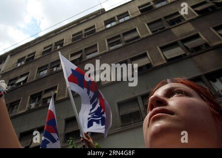 (150520) -- ATENE, 20 maggio 2015 -- Una donna partecipa alla protesta fuori dal Ministero della salute ad Atene, in Grecia, il 20 maggio 2015. Il personale ospedaliero ha iniziato uno sciopero di 24 ore per chiedere una restituzione della retribuzione e denunciare la carenza di personale e il sottofinanziamento del servizio sanitario nazionale. )(zhf) GRECIA-ATENE-PROTESTA CONTRO LA SALUTE MariosxLolos PUBLICATIONxNOTxINxCHN 150520 Atene 20 maggio 2015 una donna partecipa alla protesta fuori dal Ministero della salute ad Atene Grecia IL 20 maggio 2015 il personale ospedaliero ha iniziato uno sciopero di 24 ore per chiedere la restituzione della retribuzione e denunciare la carenza di personale e il sottofinanziamento del servizio sanitario nazionale z Foto Stock