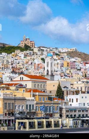 Vista della città di Ermoupoli con il campanile della Chiesa della Dormizione, sulla collina Chiesa di Anastasi o Chiesa della Resurrezione, Syros Foto Stock