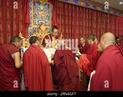 (150520) -- PECHINO, 20 maggio 2015 -- l'undicesimo Panchen Lama Bainqen Erdini Qoigyijabu conduce un rituale per benedire gli studiosi del buddismo tibetano, tutti monaci che si laureano all'High-Level Tibetan Buddhism College of China, a Pechino, Captial of China, 20 maggio 2015. ) (Zkr) CHINA-BEIJING-PANCHEN LAMA-RITUAL(CN) MaxZhancheng PUBLICATIONxNOTxINxCHN 150520 Pechino 20 maggio 2015 l'undicesimo Panchen Lama Bainqen Erdini Qoigyijabu conduce un rituale per benedire gli studiosi del Buddhismo tibetano tutti i monaci che si laureano al Collegio di Buddhismo tibetano di alto livello della Cina a Pechino capitale della Cina 20 maggio 2015 CCR China Beij Foto Stock