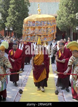 (150520) -- PECHINO, 20 maggio 2015 -- l'undicesimo Panchen Lama Bainqen Erdini Qoigyijabu (C) conduce un rituale per benedire gli studiosi del Buddhismo tibetano, tutti monaci che si laureano all'High-Level Tibetan Buddhism College of China, a Pechino, Captial of China, 20 maggio 2015. ) (Zkr) CHINA-BEIJING-PANCHEN LAMA-RITUAL(CN) MaxZhancheng PUBLICATIONxNOTxINxCHN 150520 Pechino 20 maggio 2015 l'undicesimo Panchen Lama Bainqen Erdini Qoigyijabu C conduce un rituale per benedire gli studiosi del buddismo tibetano tutti i monaci che si laureano al Collegio di buddhismo tibetano di alto livello della Cina a Pechino capitale della Cina 20 maggio 2015 CCR Chin Foto Stock