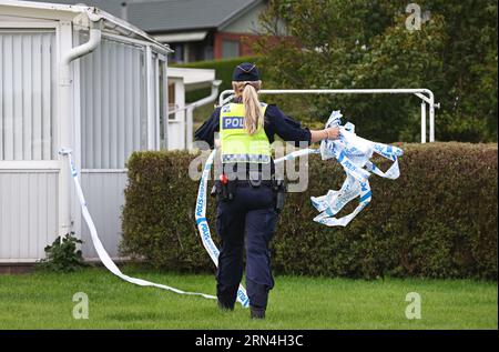 Un agente di polizia svedese sulla scena del crimine in una zona residenziale. Foto Stock