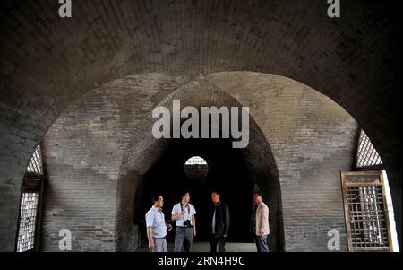 ZICHANG, 20 maggio 2015 -- le persone visitano il sito di una sala riunioni nella città di Anding della contea di Zichang, provincia dello Shaanxi della Cina nord-occidentale, 20 maggio 2015. La città di Anding, risalente a 1.600 anni fa, ha le grotte del monte Zhongshan ben conservate e altre architetture dei tempi antichi. (wf) CHINA-SHAANXI-ANDING ANCIENT TOWN (CN) TaoxMing PUBLICATIONxNOTxINxCHN Zichang 20 maggio 2015 celebrità visitano il sito di una sala riunioni nella città di Anding nella contea di Zichang nella provincia dello Shaanxi della Cina nord-occidentale 20 maggio 2015 la città vecchia di Anding di 1 600 anni ha Grotte del Monte Zhong Shan ben conservate e altre architetture di Foto Stock