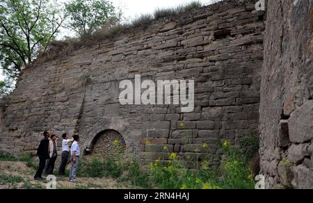 ZICHANG, 20 maggio 2015 -- le persone visitano il sito della porta occidentale della città di Anding nella contea di Zichang, nella provincia dello Shaanxi della Cina nord-occidentale, 20 maggio 2015. La città di Anding, risalente a 1.600 anni fa, ha le grotte del monte Zhongshan ben conservate e altre architetture dei tempi antichi. (wf) CHINA-SHAANXI-ANDING ANCIENT TOWN (CN) TaoxMing PUBLICATIONxNOTxINxCHN Zichang 20 maggio 2015 celebrità visitano il sito della porta OCCIDENTALE della città di Anding nella contea di Zichang nella provincia dello Shaanxi della Cina nord-occidentale 20 maggio 2015 la città vecchia di Anding di 1 600 anni ha ben conservato le grotte del monte Zhong Shan e altre architetture di un Foto Stock