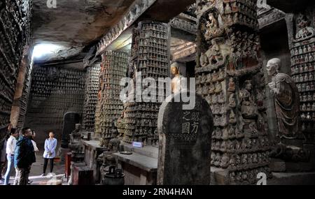 ZICHANG, 20 maggio 2015 -- le persone visitano una grotta nella città di Anding della contea di Zichang, provincia dello Shaanxi della Cina nord-occidentale, 20 maggio 2015. La città di Anding, risalente a 1.600 anni fa, ha le grotte del monte Zhongshan ben conservate e altre architetture dei tempi antichi. (wf) CHINA-SHAANXI-ANDING ANCIENT TOWN (CN) TaoxMing PUBLICATIONxNOTxINxCHN Zichang 20 maggio 2015 le celebrità visitano una grotta nella città di Anding nella contea di Zichang nella provincia dello Shaanxi della Cina nord-occidentale 20 maggio 2015 la città di Anding di 1 600 anni ha ben conservato le Grotte del monte Zhong Shan e altre architetture dei tempi antichi WF China Shaanxi andin Foto Stock