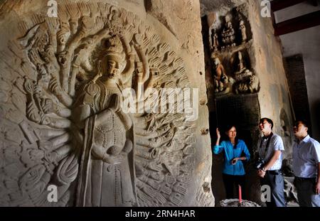 ZICHANG, 20 maggio 2015 -- le persone visitano una grotta nella città di Anding della contea di Zichang, provincia dello Shaanxi della Cina nord-occidentale, 20 maggio 2015. La città di Anding, risalente a 1.600 anni fa, ha le grotte del monte Zhongshan ben conservate e altre architetture dei tempi antichi. (wf) CHINA-SHAANXI-ANDING ANCIENT TOWN (CN) TaoxMing PUBLICATIONxNOTxINxCHN Zichang 20 maggio 2015 le celebrità visitano una grotta nella città di Anding nella contea di Zichang nella provincia dello Shaanxi della Cina nord-occidentale 20 maggio 2015 la città di Anding di 1 600 anni ha ben conservato le Grotte del monte Zhong Shan e altre architetture dei tempi antichi WF China Shaanxi andin Foto Stock