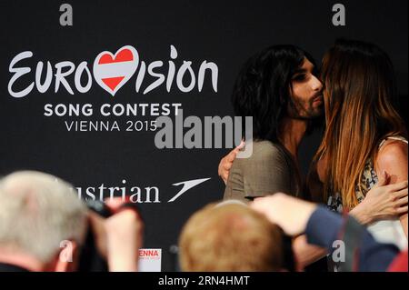 (150521) -- VIENNA, 21 maggio 2015 -- la vincitrice dello scorso anno Conchita Wurst (L) abbraccia l'ospite mentre partecipa a una conferenza stampa del 60° Eurovision Song Contest (ESC) a Vienna, in Austria, il 21 maggio 2015. ) AUSTRIA-VIENNA-EUROVISION SONG CONTEST-CONCHITA WURST QianxYi PUBLICATIONxNOTxINxCHN 150521 Vienna 21 maggio 2015 Load Year Winner Conchita Sausage l Hugs the host mentre partecipava a una conferenza stampa del 60 ° Eurovision Song Contest Esc a Vienna Austria IL 21 maggio 2015 Austria Vienna Eurovision Song Contest Conchita Sausage QianxYi PUBLICATIONXNOTxINXCHN Foto Stock