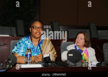 (150521) -- PYONGYANG, 21 maggio 2015 -- i premi Nobel per la pace Leymah Gbowee (L) della Liberia e Mairead Maguire dell'Irlanda del Nord partecipano a un simposio a Pyongyang, capitale della Repubblica Popolare Democratica di Corea (RPDC), il 21 maggio 2015. Le donne attiviste di tutto il mondo hanno tenuto un simposio a Pyongyang giovedì e hanno condiviso i loro pensieri e le loro esperienze con le donne della RPDC riguardo alla messa fine della violenza e della guerra. ) LuxRui PUBLICATIONxNOTxINxCHN 150521 PYONGYANG 21 maggio 2015 Premio Nobel per la pace Leymah Gbowee l dalla Liberia e Mairead ma Foto Stock