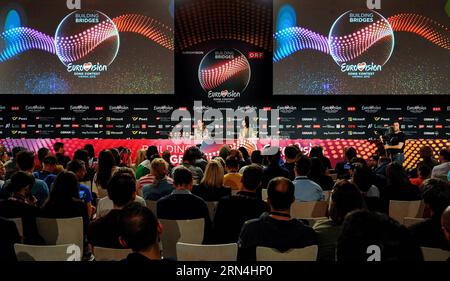 (150521) -- VIENNA, 21 maggio 2015 -- l'anno scorso Conchita Wurst (R) partecipa a una conferenza stampa del 60° Eurovision Song Contest (ESC) a Vienna, in Austria, il 21 maggio 2015. ) AUSTRIA-VIENNA-EUROVISION SONG CONTEST-CONCHITA WURST QianxYi PUBLICATIONxNOTxINxCHN 150521 Vienna 21 maggio 2015 Load Year Winner Conchita Sausage r partecipa a una conferenza stampa del 60 ° Eurovision Song Contest Esc a Vienna Austria IL 21 maggio 2015 Austria Vienna Eurovision Song Contest Conchita Sausage QianxYi PUBLICATIONXNOTxINCHN Foto Stock