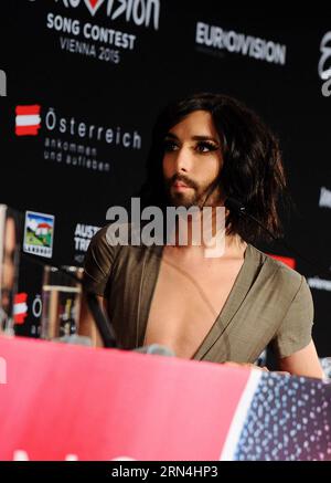 (150521) -- VIENNA, 21 maggio 2015 -- la vincitrice dello scorso anno Conchita Wurst partecipa a una conferenza stampa del 60° Eurovision Song Contest (ESC) a Vienna, in Austria, il 21 maggio 2015. ) AUSTRIA-VIENNA-EUROVISION SONG CONTEST-CONCHITA WURST QianxYi PUBLICATIONxNOTxINxCHN 150521 Vienna 21 maggio 2015 Load Year Winner Conchita Sausage partecipa a una conferenza stampa del 60 ° Eurovision Song Contest Esc a Vienna Austria IL 21 maggio 2015 Austria Vienna Eurovision Song Contest Conchita Sausage QianxYi PUBLICATIONXNOTxINxCHN Foto Stock