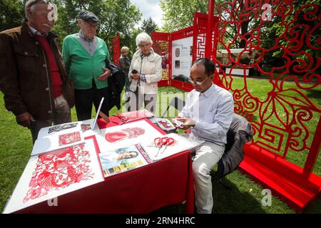 AKTUELLES ZEITGESCHEHEN Asien Pazifik Wiochen in den Gärten der Welt a Berlino (150521) -- BERLINO, 21 maggio 2015 -- Un artista cinese che taglia la carta mostra le sue abilità durante l'evento culturale Experience China ai Giardini del mondo di Berlino, in Germania, il 21 maggio 2015. Nei Giardini del mondo di Berlino e in altri luoghi della città è stata lanciata una serie di eventi culturali denominati Experience China. Le attrazioni principali includono festival gastronomico, settimana del cinema e sfilata di carnevale. ) GERMANIA-BERLINO-ESPERIENZA CINA Zhangxfan PUBLICATIONxNOTxINxCHN notizie eventi attuali Asia Pacifico nei giardini del mondo Foto Stock