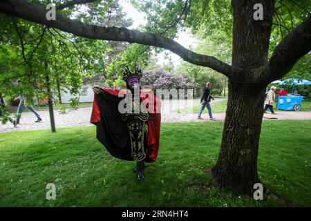 AKTUELLES ZEITGESCHEHEN Asien Pazifik Wiochen in den Gärten der Welt in Berlin (150521) -- BERLIN, May 21, 2015 -- Un artista cinese dell'opera Chuan si prepara ad essere sul palco durante l'evento culturale Experience China ai Gardens of the World di Berlino, Germania, il 21 maggio 2015. Nei Giardini del mondo di Berlino e in altri luoghi della città è stata lanciata una serie di eventi culturali denominati Experience China. Le attrazioni principali includono festival gastronomico, settimana del cinema e sfilata di carnevale. ) GERMANIA-BERLINO-ESPERIENZA CINA Zhangxfan PUBLICATIONxNOTxINxCHN News eventi attuali Asia Pacifico nei Giardini del Wo Foto Stock