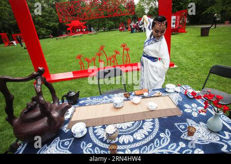 AKTUELLES ZEITGESCHEHEN Asien Pazifik Wiochen in den Gärten der Welt a Berlino (150521) -- BERLINO, 21 maggio 2015 -- Un artista del tè espone ai visitatori l'arte del tè durante l'evento culturale Experience China ai Giardini del mondo di Berlino, in Germania, il 21 maggio 2015. Nei Giardini del mondo di Berlino e in altri luoghi della città è stata lanciata una serie di eventi culturali denominati Experience China. Le attrazioni principali includono festival gastronomico, settimana del cinema e sfilata di carnevale. ) GERMANIA-BERLINO-ESPERIENZA CINA Zhangxfan PUBLICATIONxNOTxINxCHN News eventi attuali Asia Pacifico nei giardini il mondo di Berl Foto Stock