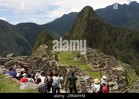 (150522) -- PECHINO, 22 maggio 2015 -- immagine scattata il 25 novembre 2008 mostra i turisti che visitano lo storico santuario di Machu Picchu a Cusco, in Perù. Il primo ministro cinese li Keqiang ha iniziato il 18 maggio il suo viaggio in Sud America tra Brasile, Colombia, Perù e Cile. Zhang Chuanqi) (dzl) PERÙ-FILE PHOTOS-CHINESE PREMIER-VISIT LuisxCamacho PUBLICATIONxNOTxINxCHN Pechino 22 maggio 2015 l'immagine scattata IL 25 2008 novembre mostra i turisti che visitano lo storico Santuario di Machu Picchu a Cusco Perù il Premier cinese ha lasciato Keqiang iniziato il 18 maggio il suo viaggio sudamericano tra cui Brasile Colombia Perù e Cile Zhang CH Foto Stock