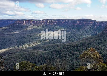 Sydney, Australia. 18 agosto 2023. Sydney, Australia, 18 agosto 2023: Vista generale delle Blue Mountains con Mount Solitary nel Blue-Mountains-Nationalpark a Sydney, nuovo Galles del Sud, Australia. (Daniela Porcelli/SPP) credito: SPP Sport Press Photo. /Alamy Live News Foto Stock