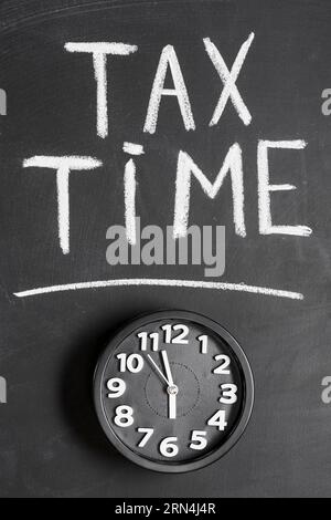 Sveglia con vista elevata con superficie nera con testo fiscale Foto Stock