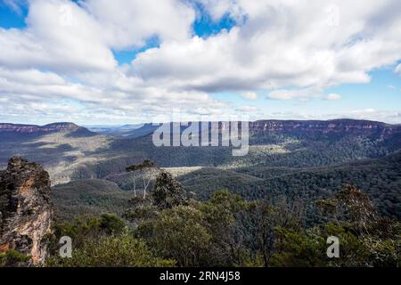 Sydney, Australia. 18 agosto 2023. Sydney, Australia, 18 agosto 2023: Vista generale delle Blue Mountains con Mount Solitary nel Blue-Mountains-Nationalpark a Sydney, nuovo Galles del Sud, Australia. (Daniela Porcelli/SPP) credito: SPP Sport Press Photo. /Alamy Live News Foto Stock