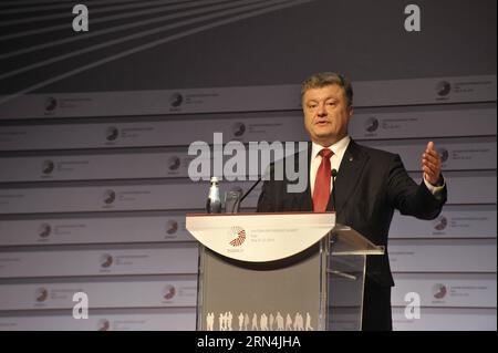 (150522) -- RIGA, 22 maggio 2015 -- il presidente ucraino Petro Poroshenko parla durante una conferenza stampa del vertice del partenariato orientale a riga, capitale della Lettonia, il 22 maggio 2015. I rappresentanti della Commissione europea e dell'Ucraina hanno firmato accordi sul nuovo pacchetto di aiuti finanziari dell'Unione europea da 1,8 miliardi di euro (2,0 miliardi di dollari USA) per l'Ucraina durante il vertice sul partenariato orientale qui venerdì . ) LETTONIA-RIGA-UE-UCRAINA-AID GuoxQun PUBLICATIONxNOTxINxCHN 150522 riga 22 maggio 2015 il presidente ucraino Petro Poroshenko interviene durante una conferenza stampa del partenariato orientale S Foto Stock