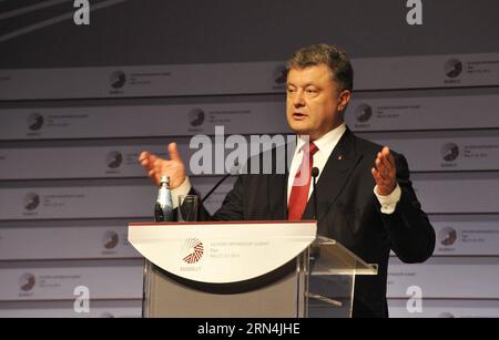 (150522) -- RIGA, 22 maggio 2015 -- il presidente ucraino Petro Poroshenko parla durante una conferenza stampa del vertice del partenariato orientale a riga, capitale della Lettonia, il 22 maggio 2015. I rappresentanti della Commissione europea e dell'Ucraina hanno firmato accordi sul nuovo pacchetto di aiuti finanziari dell'Unione europea da 1,8 miliardi di euro (2,0 miliardi di dollari USA) per l'Ucraina durante il vertice sul partenariato orientale qui venerdì . ) LETTONIA-RIGA-UE-UCRAINA-AID GuoxQun PUBLICATIONxNOTxINxCHN 150522 riga 22 maggio 2015 il presidente ucraino Petro Poroshenko interviene durante una conferenza stampa del partenariato orientale S Foto Stock