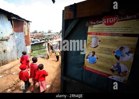 (150522) -- NAIROBI, 22 maggio 2015 -- i bambini delle scuole che tornano a casa durante la pausa pranzo passano davanti a un negozio con un poster che sensibilizza i residenti sul trattamento del colera nelle baraccopoli di Kibera a Nairobi, Kenya, il 22 maggio 2015. I medici dei governi nazionali e delle contee del Kenya hanno deciso di porre fine alla recente epidemia di colera nel paese entro i prossimi 30 giorni. Casi di colera sono stati segnalati nelle 11 contee del Kenya, lasciando 65 persone morte, dall'inizio di gennaio. )(zdz) KENYA-NAIROBI-COLERA-OUTBREAK JohnxOkoyo PUBLICATIONxNOTxINxCHN 150522 Nairobi 22 maggio 2015 bambini delle scuole che tornano indietro H Foto Stock