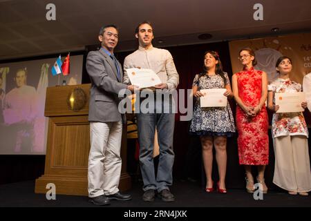 (150523) -- BUENOS AIRES, 22 maggio 2015 -- Attache culturale dell'Ambasciata Cinese a Buenos Aires Han Mengtang (1st L) consegna un premio a Sebastian Surroca, vincitore del 14th Chinese Bridge Language proficiency competition a Buenos Aires, capitale dell'Argentina, 22 maggio 2015. Martin Zabala) ARGENTINA-BUENOS AIRES-CHINESE BRIDGE-LANGUAGE COMPETITION e MARTINxZABALA PUBLICATIONxNOTxINxCHN 150523 Buenos Aires 22 maggio 2015 Cultural Attache dell'Ambasciata Cinese a Buenos Aires Han 1st l presenta un Premio a Sebastian Vincitore del 14° Concorso di perfezionamento della lingua del Ponte Cinese a Buenos Aires Foto Stock