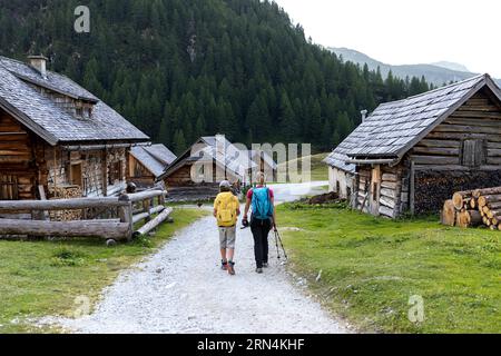 Madre e figlio su un sentiero escursionistico dall'Ursprungalm ai laghi di Giglachsee nelle montagne di Schladming, Austria. Foto Stock
