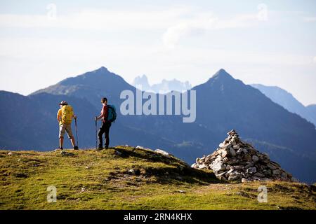Madre e figlio su un sentiero escursionistico dall'Ursprungalm ai laghi di Giglachsee nelle montagne di Schladming, Austria. Foto Stock