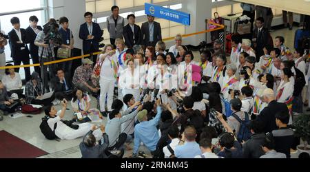 (150524) -- PAJU, 24 maggio 2015 -- le attiviste femminili parlano ai media presso l'ufficio di transito della Gyeongui Highway a Paju, Corea del Sud, il 24 maggio 2015. Un gruppo di 30 attiviste femminili è arrivato in Corea del Sud domenica dopo un importante attraversamento della zona demilitarizzata (DMZ) dalla Repubblica Popolare Democratica di Corea (RPDC) come atto simbolico di pace. )(zhf) COREA DEL SUD-PAJU-DMZ ATTRAVERSAMENTO DONNE ATTIVISTE JiangxYe PUBLICATIONxNOTxINxCHN 150524 Paju 24 maggio 2015 le attiviste femminili parlano ai media PRESSO l'ufficio di transito autostradale di Paju Corea del Sud IL 24 maggio 2015 un gruppo di 30 attiviste femminili è arrivato nel Sud Foto Stock