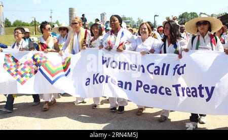 (150524) -- PAJU, 24 maggio 2015 -- le donne attiviste marciano a Paju, Corea del Sud, il 24 maggio 2015. Un gruppo di 30 attiviste femminili è arrivato in Corea del Sud domenica dopo un importante attraversamento della zona demilitarizzata (DMZ) dalla Repubblica Popolare Democratica di Corea (RPDC) come atto simbolico di pace. )(zhf) COREA DEL SUD-PAJU-DMZ ATTRAVERSAMENTO DONNE ATTIVISTE YaoxQilin PUBLICATIONxNOTxINxCHN 150524 Paju 24 maggio 2015 le attiviste femminili marciano a Paju Corea del Sud IL 24 maggio 2015 un gruppo di 30 attiviste femminili è arrivato in Corea del Sud domenica dopo il passaggio del punto di riferimento della zona demilitarizzata della DMZ dal Democ Foto Stock