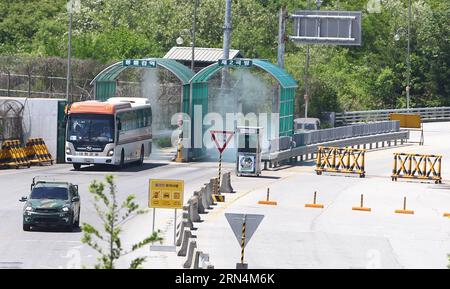 (150524) -- PAJU, 24 maggio 2015 -- l'autobus che assiste le attiviste femminili passa davanti all'ufficio di transito dell'autostrada Gyeongui a Paju, Corea del Sud, il 24 maggio 2015. Un gruppo di 30 attiviste femminili è arrivato in Corea del Sud domenica dopo un importante attraversamento della zona demilitarizzata (DMZ) dalla Repubblica Popolare Democratica di Corea (RPDC) come atto simbolico di pace. )(zhf) COREA DEL SUD-PAJU-DMZ ATTRAVERSAMENTO DI DONNE ATTIVISTE YaoxQilin PUBLICATIONxNOTxINxCHN 150524 Paju 24 maggio 2015 gli attivisti che si occupano di autobus guidano oltre l'ufficio di transito autostradale di Paju Corea del Sud IL 24 maggio 2015 un gruppo di 30 donne attiv Foto Stock