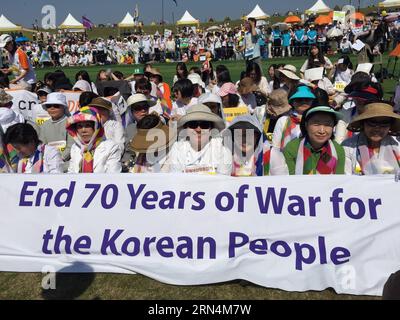 (150524) -- PAJU, 24 maggio 2015 -- le donne tengono uno striscione a Paju, Corea del Sud, il 24 maggio 2015. Un gruppo di 30 attiviste femminili è arrivato in Corea del Sud domenica dopo un importante attraversamento della zona demilitarizzata (DMZ) dalla Repubblica Popolare Democratica di Corea (RPDC) come atto simbolico di pace. )(zhf) COREA DEL SUD-PAJU-DMZ ATTRAVERSAMENTO DONNE ATTIVISTE JiangxYe PUBLICATIONxNOTxINxCHN 150524 Paju 24 maggio 2015 le donne tengono un Banner a Paju Corea del Sud IL 24 maggio 2015 un gruppo di 30 attiviste femminili è arrivato in Corea del Sud domenica dopo un attraversamento del punto di riferimento della zona demilitarizzata DMZ dal democratico Foto Stock