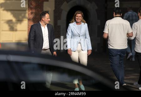 L'AIA - il ministro uscente Christianne van der Wal (natura e azoto) spiega perché gli standard sull'azoto devono diventare ancora più severi nei prossimi anni di quanto non lo siano ora. La ricerca dell'Università e della ricerca di Wageningen (WUR) mostra che il cosiddetto valore critico di deposizione (KDW) attualmente utilizzato, che determina la quantità massima di azoto che può essere depositato prima che si verifichi un danno, non è abbastanza rigoroso per proteggere la natura. ANP JEROEN JUMELET netherlands Out - belgium Out Foto Stock