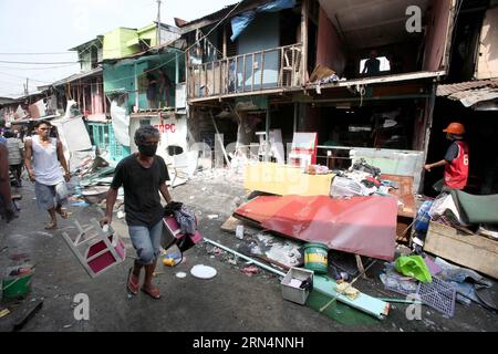 AKTUELLES ZEITGESCHEHEN Philippinen: Ausschreitungen bei Räumung und Abriss eines Armenviertels (150526) -- CITTÀ DI CALOOCAN, 26 maggio 2015 -- i residenti evacuano con i loro effetti personali mentre le squadre di demolizione smontano le baraccopoli nella città di Caloocan, Filippine, 26 maggio 2015. Quattro persone sono rimaste ferite mentre altre due sono state arrestate dopo che i residenti si sono scontrati con le autorità. 500 famiglie sono state lasciate senza tetto nella demolizione della zona baraccopoli. ) FILIPPINE-CALOOCAN CITY-SLUM AREA DEMOLITION RouellexUmali PUBLICATIONxNOTxINxCHN News eventi attuali Filippine Riots at Clearance and Demolition a Poor d Foto Stock