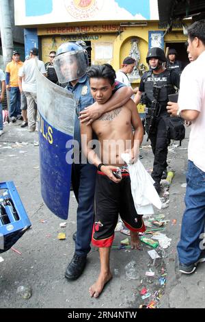 AKTUELLES ZEITGESCHEHEN Philippinen: Ausschreitungen bei Räumung und Abriss eines Armenviertels (150526) -- CALOOCAN CITY, 26 maggio 2015 -- Un poliziotto arresta un residente dopo essersi scontrato con squadre di demolizione a Caloocan City, Filippine, 26 maggio 2015. Quattro persone sono rimaste ferite mentre altre due sono state arrestate dopo che i residenti si sono scontrati con le autorità. 500 famiglie sono state lasciate senza tetto nella demolizione della zona baraccopoli. ) FILIPPINE-CALOOCAN CITY-SLUM AREA DEMOLITION RouellexUmali PUBLICATIONxNOTxINxCHN News eventi attuali Filippine Riots at Clearance and Demolition a Poor District 1505 Foto Stock