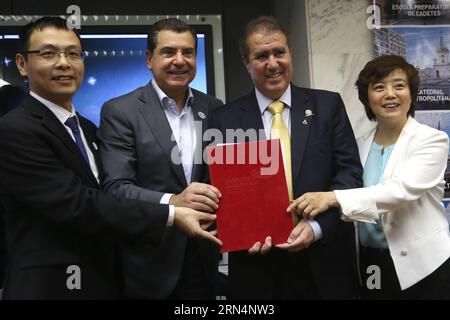 CAMPINAS, 22 maggio 2015 -- (da L a R) immagine scattata il 22 maggio 2015 mostra il presidente della BYD in Brasile li Tie, il presidente di Invest Sao Paulo Juan Quiros, il sindaco di Campinas Jonas Donizette e il vicepresidente della società BYD of China li KE, posare per le foto durante una cerimonia nel municipio di Campinas, in cui un investimento di 150 milioni di re brasiliani (circa 50 milioni di dollari USA) è stato annunciato dalla BYD della Cina per costruire pannelli solari, nella città di Campinas, nello stato di San Paolo, in Brasile. BYD, un produttore cinese di veicoli elettrici e pannelli solari, contribuirà al verde Rio de Janeiro Olympic Foto Stock