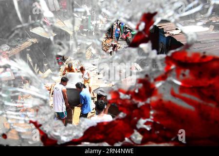 AKTUELLES ZEITGESCHEHEN Philippinen: Ausschreitungen bei Räumung und Abriss eines Armenviertels (150526) -- CITTÀ DI CALOOCAN, 26 maggio 2015 -- i residenti sono visti attraverso i buchi di proiettile mentre evacuano con i loro effetti personali durante una demolizione di baraccopoli a Caloocan City, Filippine, 26 maggio 2015. Quattro persone sono rimaste ferite mentre altre due sono state arrestate dopo che i residenti si sono scontrati con le autorità. 500 famiglie sono state lasciate senza tetto nella demolizione della zona baraccopoli. ) FILIPPINE-CALOOCAN CITY-SLUM AREA DEMOLITION RouellexUmali PUBLICATIONxNOTxINxCHN notizie attualità Filippine Riots at Cl Foto Stock