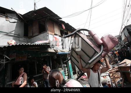 AKTUELLES ZEITGESCHEHEN Philippinen: Ausschreitungen bei Räumung und Abriss eines Armenviertels (150526) -- CITTÀ DI CALOOCAN, 26 maggio 2015 -- i residenti evacuano con i loro effetti personali mentre le squadre di demolizione smontano le baraccopoli nella città di Caloocan, Filippine, 26 maggio 2015. Quattro persone sono rimaste ferite mentre altre due sono state arrestate dopo che i residenti si sono scontrati con le autorità. 500 famiglie sono state lasciate senza tetto nella demolizione della zona baraccopoli. ) FILIPPINE-CALOOCAN CITY-SLUM AREA DEMOLITION RouellexUmali PUBLICATIONxNOTxINxCHN News eventi attuali Filippine Riots at Clearance and Demolition a Poor d Foto Stock