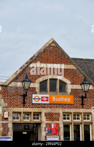 Stazione ferroviaria di Bushey, Hertfordshire, Inghilterra, Regno Unito Foto Stock