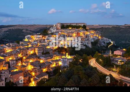 Ripresa notturna, cielo serale, vista della città vecchia illuminata, Ragusa Ibla, città barocca, angolo barocco, Sicilia sud-orientale, Sicilia, Italia, Europa Foto Stock