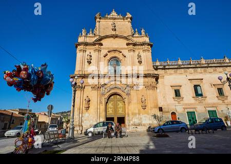 Palloncini a elio, palloncini per bambini, Chiesa della Madonna del Carmine, chiesa, Scigli, città barocca, angolo barocco, sud-est, Sicilia, Italia Foto Stock