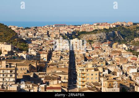 Vista di Sigli dall'alto, città vecchia e città moderna, mare, Scigli, città barocca, angolo barocco, sud-est, Sicilia, Italia, Europa Foto Stock