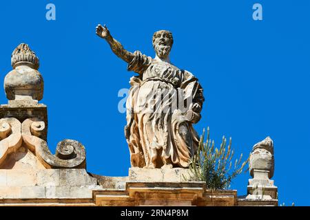 Figura barocca maschile sul tetto, Scigli, città barocca, angolo barocco, sud-est, Sicilia, Italia, Europa Foto Stock