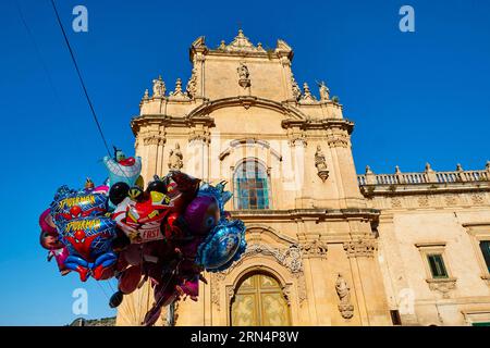 Palloncini a elio, palloncini per bambini, Chiesa della Madonna del Carmine, chiesa, Scigli, città barocca, angolo barocco, sud-est, Sicilia, Italia Foto Stock