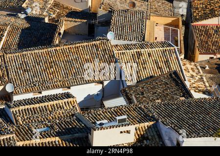 Tetti in tegole nel centro storico, vicino, Scigli, città barocca, angolo barocco, sud-est, Sicilia, Italia Foto Stock