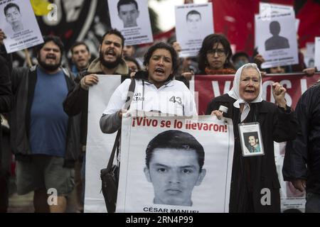 (150527) -- BUENOS AIRES, 26 maggio 2015 -- Hilda Hernandez Rivera (L), madre dello studente scomparso Cesar Gonzalez Hernandez della Rural Normal School Raul Isidro Burgos di Ayotzinapa, Messico, grida slogan con Nora Cortinas (R), membro dell'associazione madri di Plaza de Mayo, durante la carovana sudamericana del 43, con organizzazioni sociali e residenti messicani in Argentina, a Buenos Aires, Argentina, il 26 maggio 2015. Secondo la stampa locale, i genitori e i parenti degli studenti scomparsi della Rural Normal School Raul Isidro Burgos di Ayotzinapa eseguirono la 43 South American Car Foto Stock