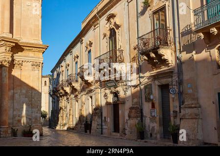 Facciate barocche, balconi in ferro battuto, luce mattutina, Scigli, città barocca, angolo barocco, sud-est, Sicilia, Italia, Europa Foto Stock