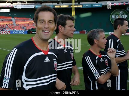 WASHINGTON - 20 OTTOBRE: John Harkes del DC United 1997 sorride per la telecamera prima di un tributo all'ex grande Marco Etcheverry, campione MLS del 1997 della DC United e della squadra di celebrità Hollywood United prima della partita DC United contro Columbus Crew allo stadio RFK di Washington DC il 20 ottobre 2007. Foto Stock