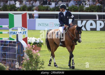 Mailand, Italia. 31 agosto 2023. Sport equestre: Campionato europeo, salto ostacoli, 2a competizione, 1° turno Coppa delle nazioni (individuale e di squadra). Mostra il saltatore Henrik von Eckermann dalla Svezia cavalca Iliana. Crediti: Friso Gentsch/dpa/Alamy Live News Foto Stock